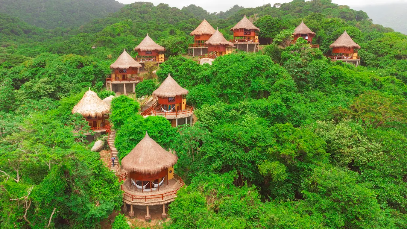 Cabañas ecológicas de Ecohabs Tequendama entre la selva y el mar en el Parque Tayrona